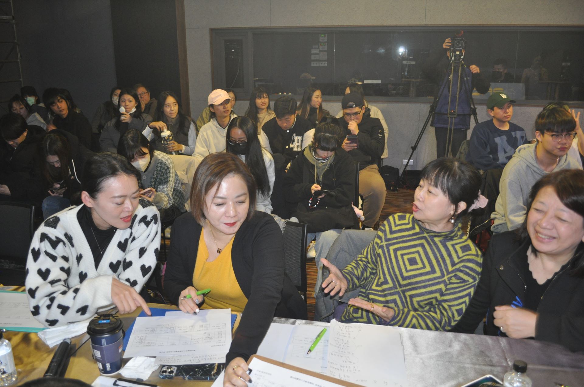圖五：第四屆醒吾三立影視學院5組作品都有一定水準，擔任評審的周羿老師(左起)、三立藝能副總黃毓棠、製作人張曼娜及許黛華主任傷透腦筋、頻頻交換意見。(吾限熊報社楊政道攝)